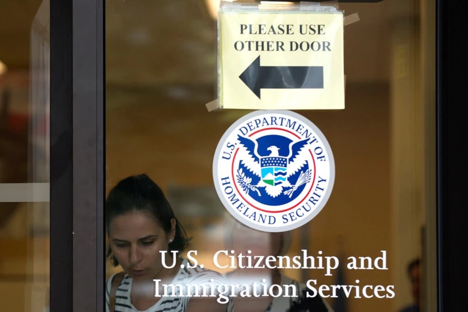 The US begins taking photos and biometrics of foreigners who enter and leave the country