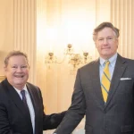 Mike Hammer (izquierda) y Christopher Landau