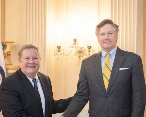 Mike Hammer (izquierda) y Christopher Landau