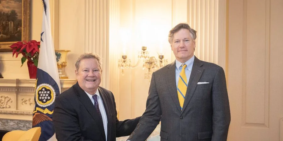 Mike Hammer (izquierda) y Christopher Landau