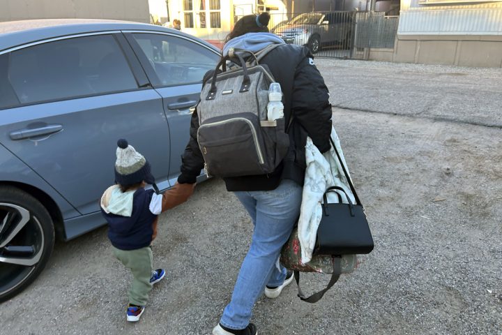 The US reduces the validity of work permits for broad categories of immigrants to 18 months