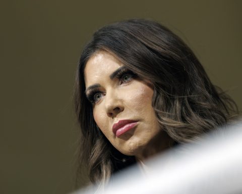 The United States cancels family reunification programs for Cuba and six other countries