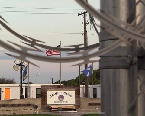 The United States sends 22 Cubans to the Guantánamo Naval Base as part of their deportation