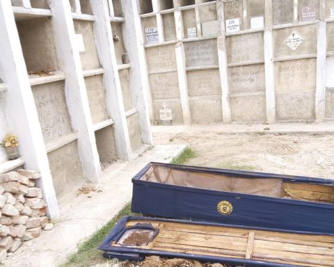 The artist Camila Lobón and Alex Otaola denounce the theft of the remains of their relatives in Camagüey