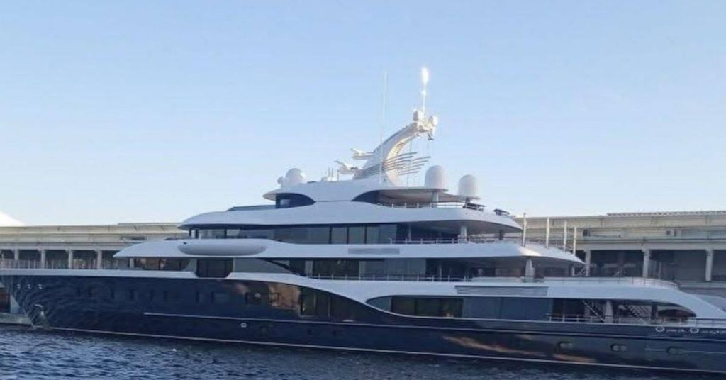 The exclusive yacht of the owner of Louis Vuitton, valued at 150 million dollars, docks in Havana