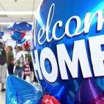 Un grupo de cubanos arriba al aeropuerto de Miami gracias al programa de parole humanitario