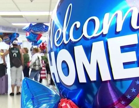 Un grupo de cubanos arriba al aeropuerto de Miami gracias al programa de parole humanitario