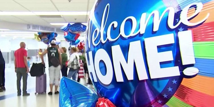 Un grupo de cubanos arriba al aeropuerto de Miami gracias al programa de parole humanitario