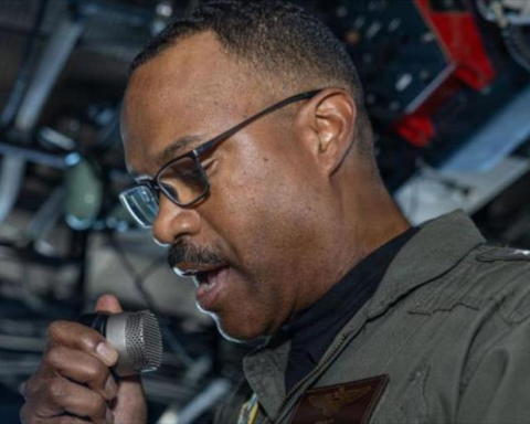 The head of the Southern Command is expelled for questioning attacks in the Caribbean