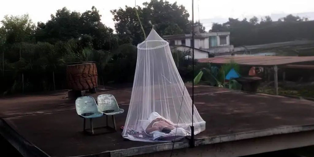 Cubano duerme en la azotea de su vivienda por el calor y los apagones