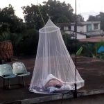 Cubano duerme en la azotea de su vivienda por el calor y los apagones