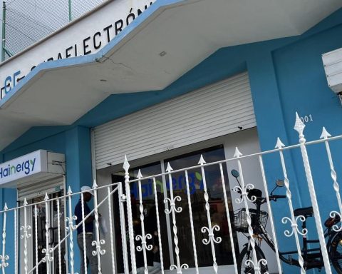 The new Chinese renewable energy store, small, only in dollars and cash