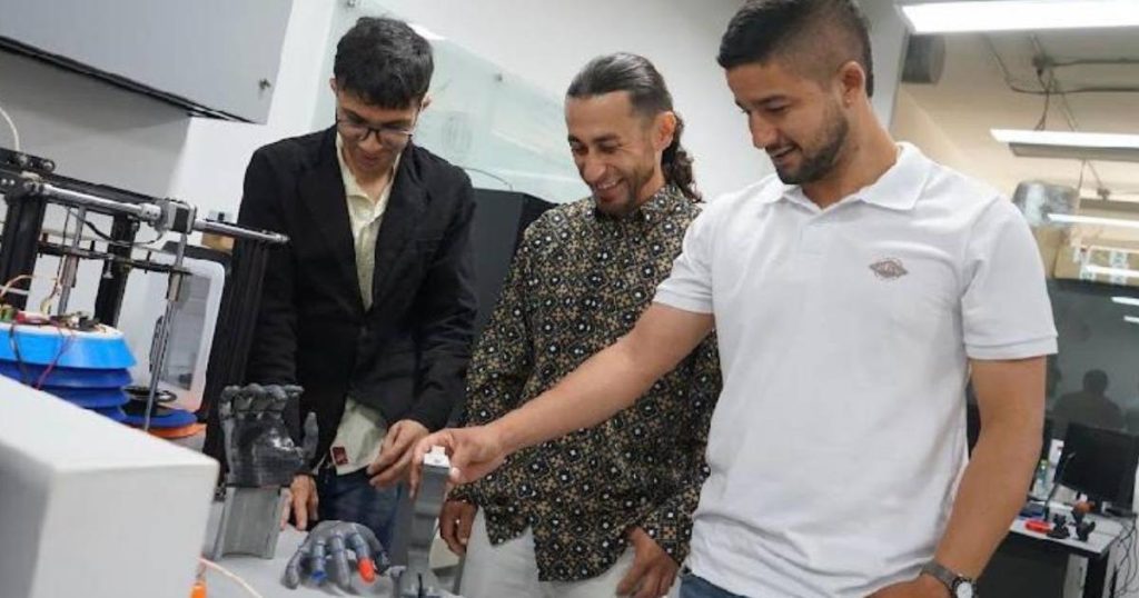 The tragedy of Luis Adolfo, who lost his four limbs in an accident, inspires graduates to create prostheses