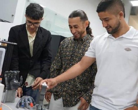 The tragedy of Luis Adolfo, who lost his four limbs in an accident, inspires graduates to create prostheses