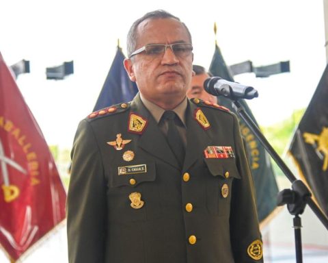 They appoint a new General Commander of the Army