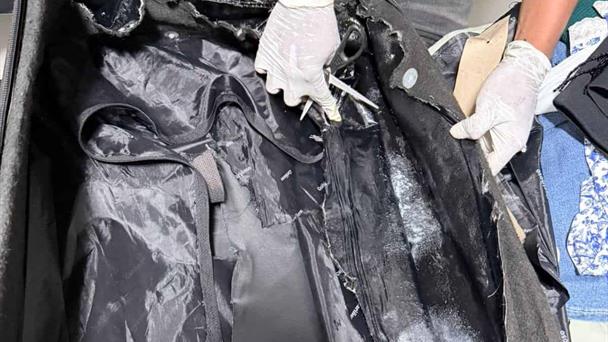 They arrest a woman who tried to travel to Spain with cocaine