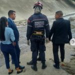 They find a body on the banks of the Guaire near the UCAB