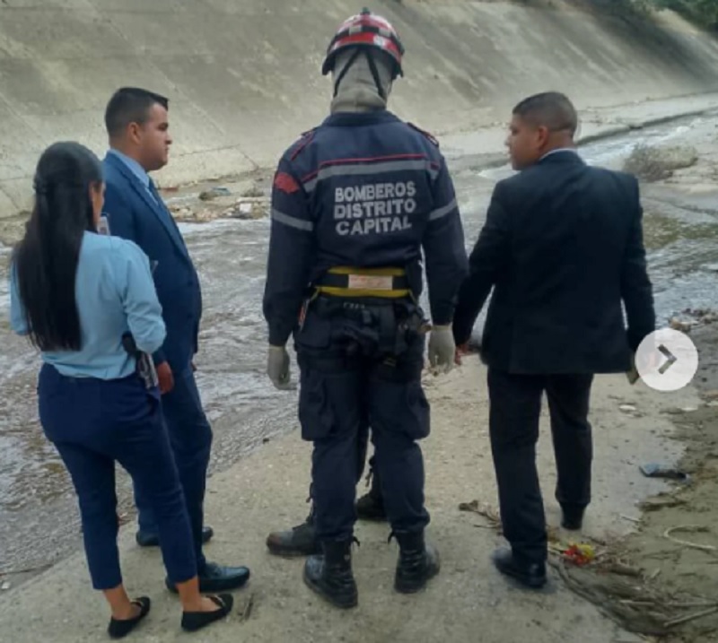 They find a body on the banks of the Guaire near the UCAB