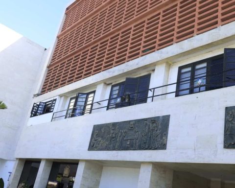 They investigate a fire in the kitchen of the Chamber of Deputies