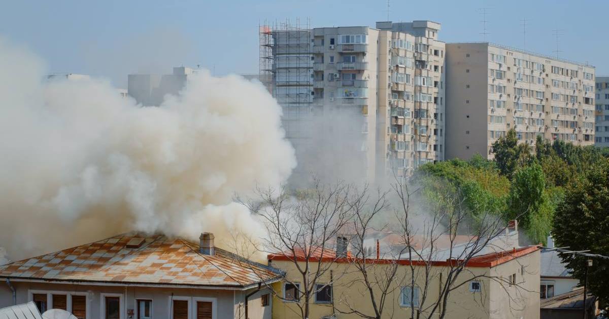 They investigate a strong explosion and fire in a hostel in Sonsón that left one injured and structural damage