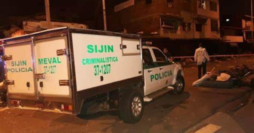 They investigate the murder of two street residents in isolated and violent events in Medellín