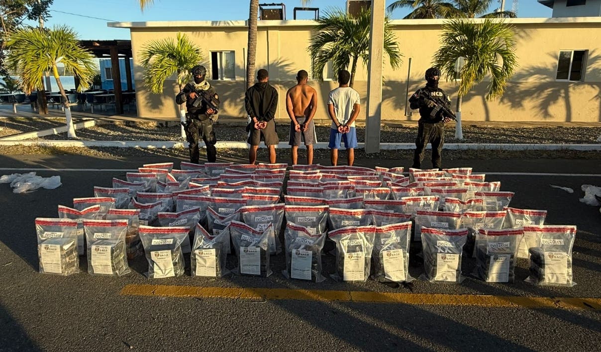Decomisan 429 paquetes de cocaína en operativo conjunto en Baní