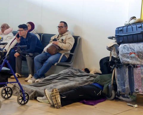 Thousands of Creoles are stranded in airports due to gringo siege