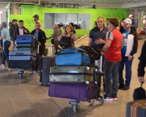 Miles de dominicanos llegan para pasar navidades en RD