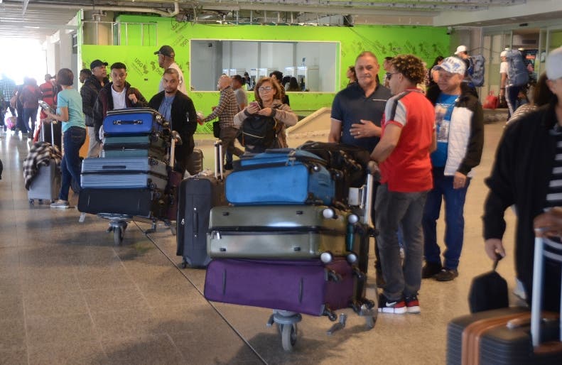 Miles de dominicanos llegan para pasar navidades en RD