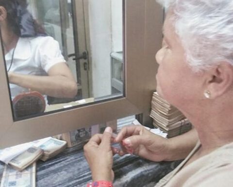 Thousands of state workers subsist in Cuba without receiving their salary