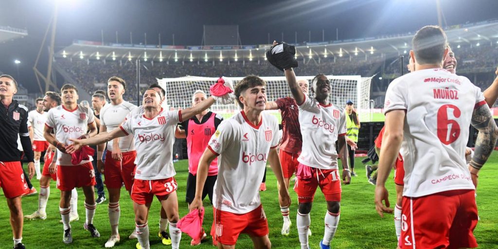 Three injured in a bus crash with Estudiantes fans on the way to the Clausura final