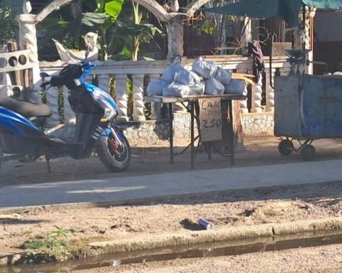 Three pounds of coal to survive the blackout in Holguín