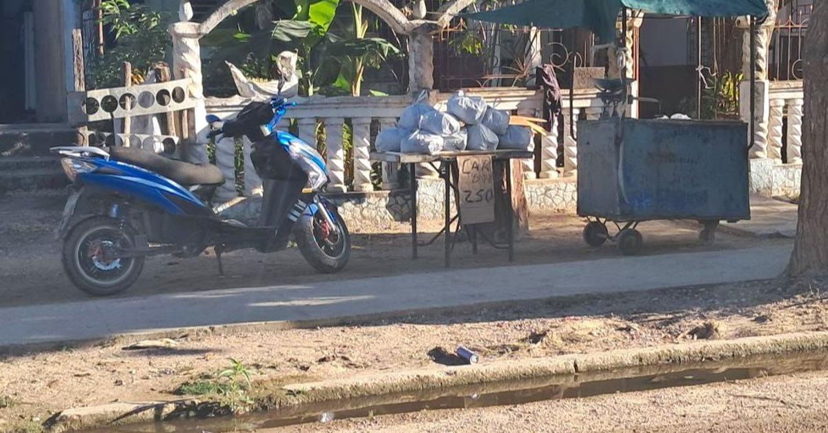 Three pounds of coal to survive the blackout in Holguín