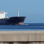 Un buque petrolero fotografiado desde el Malecón de La Habana