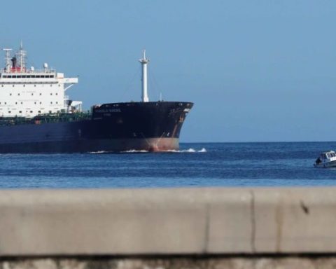 Un buque petrolero fotografiado desde el Malecón de La Habana