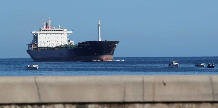 Un buque petrolero fotografiado desde el Malecón de La Habana