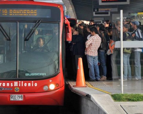 TransMilenio turns 25 today: this is what it looked like before vs now