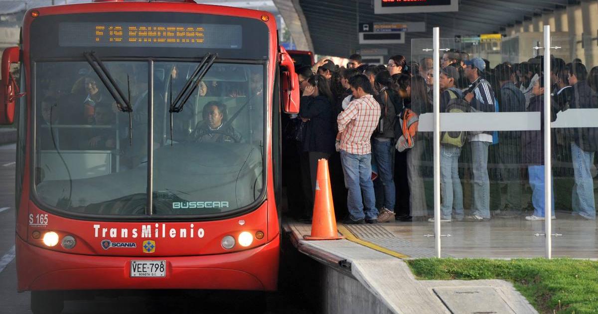 TransMilenio turns 25 today: this is what it looked like before vs now