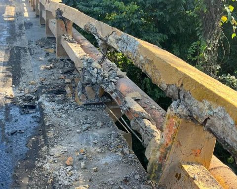 Truck breaks railing of the bridge over the San Marcos River in Puerto Plata