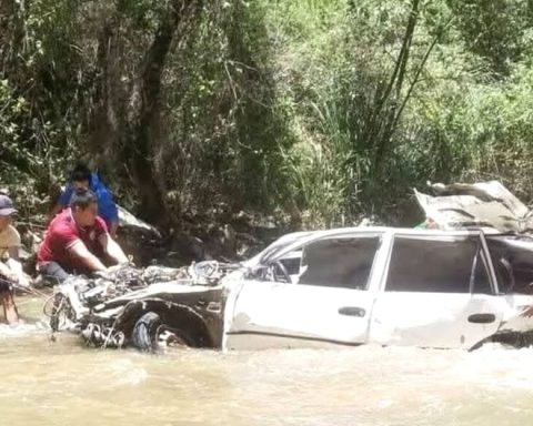 Truck gets lost, turns upside down until it reaches the river and driver drowns in Huánuco