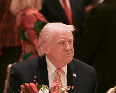 Trump wishes Merry Christmas to the "radical left scum"referring to Democratic opponents