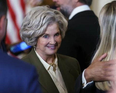 Trump's chief of staff describes him “with the personality of an alcoholic”; the president defends her