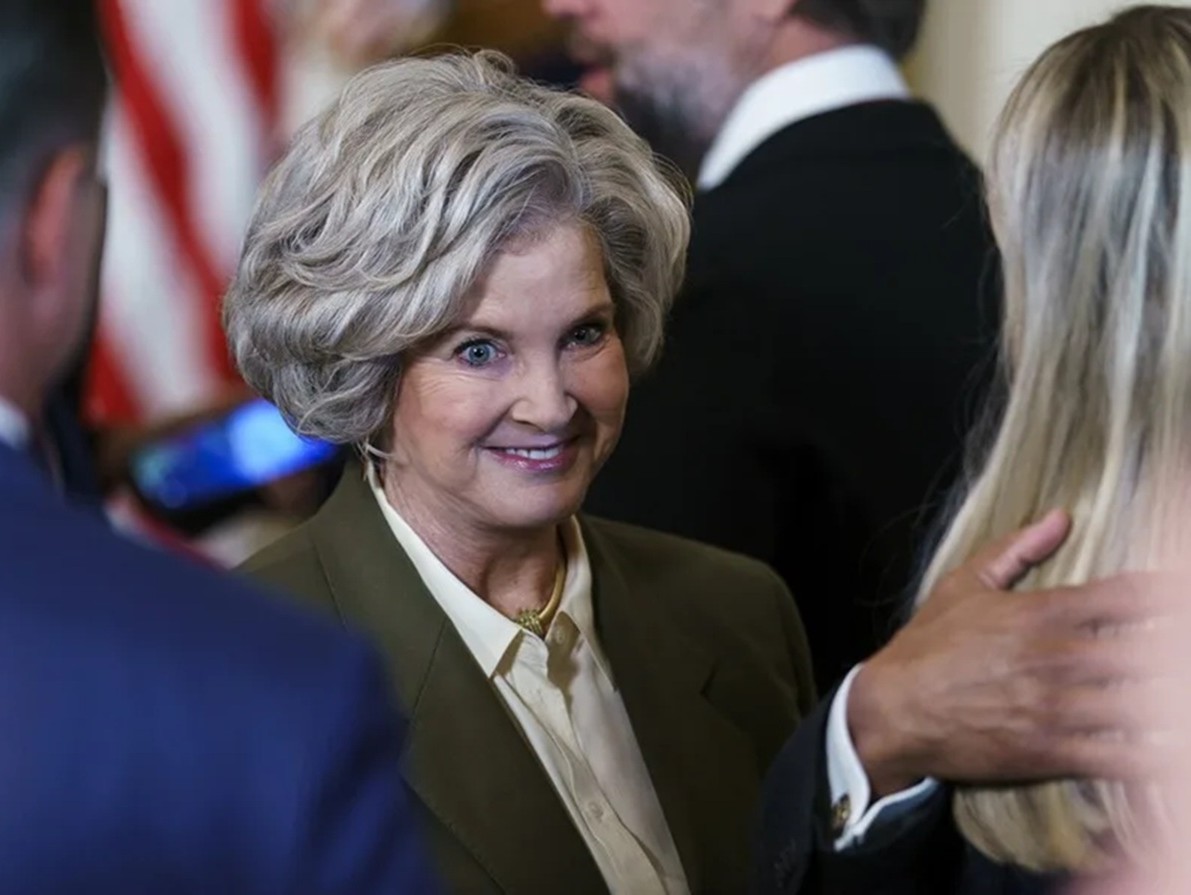 Trump's chief of staff describes him “with the personality of an alcoholic”; the president defends her