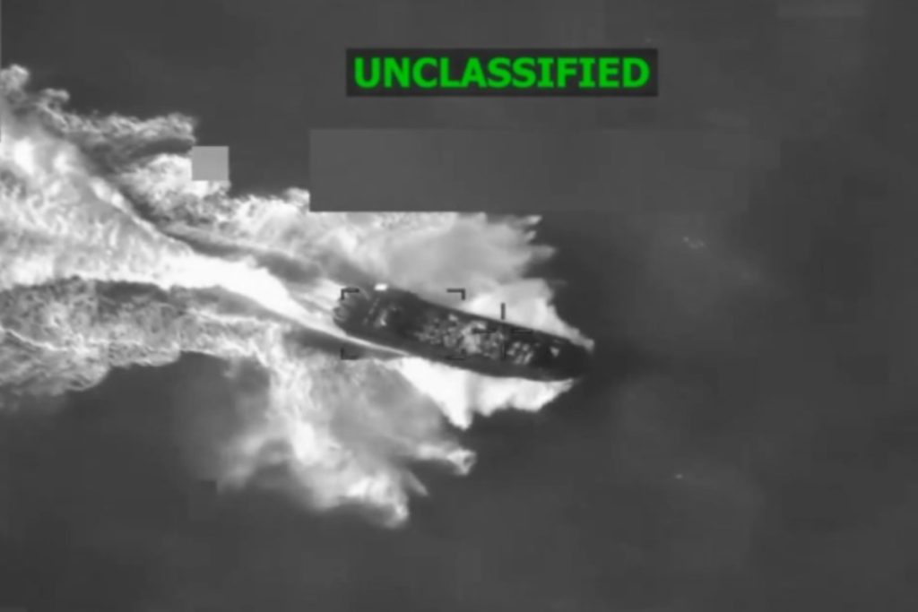 US admiral affirmed that he did not receive orders to kill survivors after a boat attack in the Caribbean