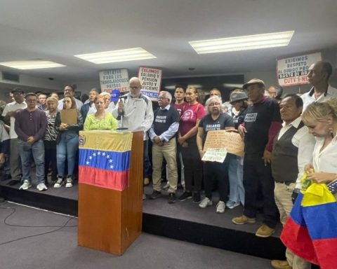 Unions sign "great national agreement" to promote fight for wages