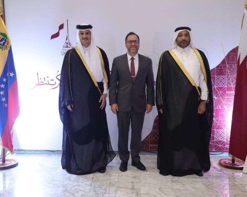 Venezuela strengthens ties with Qatar on its national day