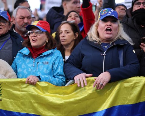 Venezuelan diaspora in the US in confusion over Trump's change to the oil issue: "Venezuela is not a loot"