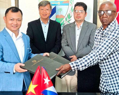 La forma contó con la presencia del embajador vietnamita, Le Quang Long, y el viceministro de Agricultura de Cuba, Telce Abdel González Morera