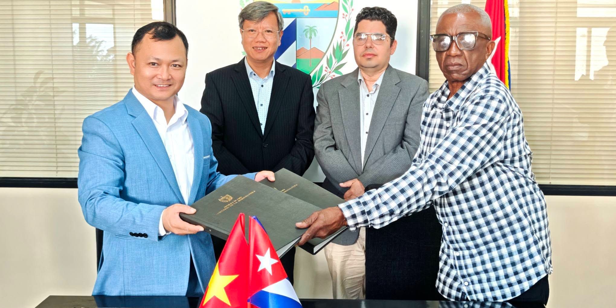 La forma contó con la presencia del embajador vietnamita, Le Quang Long, y el viceministro de Agricultura de Cuba, Telce Abdel González Morera