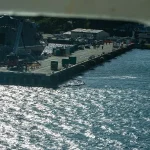 La Base Naval de Guantánamo vista desde el buque hospital USNS Comfort (T-AH 20), en diciembre de 2022